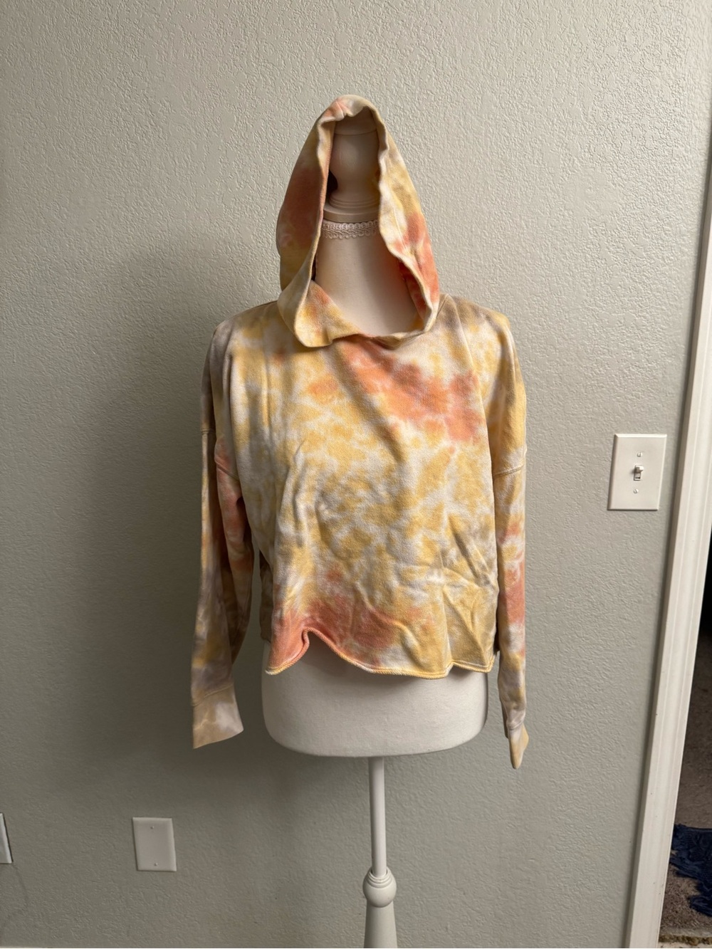 Old Navy Tie-Dye Cropped Hoodie in Yellow & Peach